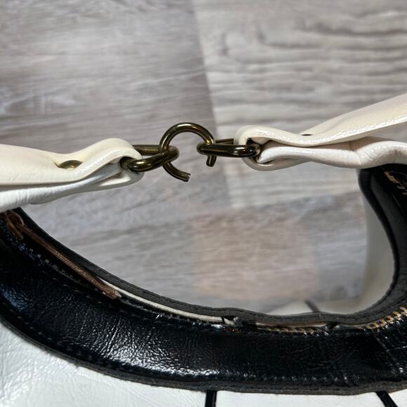 Vintage 90s White Mini Handbag with Black Piping & Kiss-Lock Hook Clasp - Picture 4 of 9